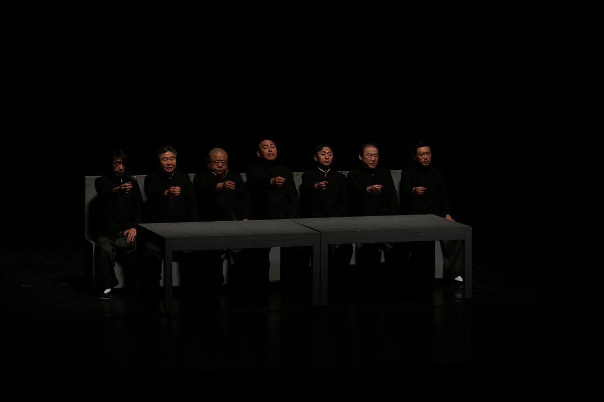 请用《等待戈多》为例子写一段话剧对话台词一个女生在长椅等待的故事用荒诞黑色幽默的形式全程不提一句等待但围绕这等待这个主题对话可以药无厘头但有隐喻性