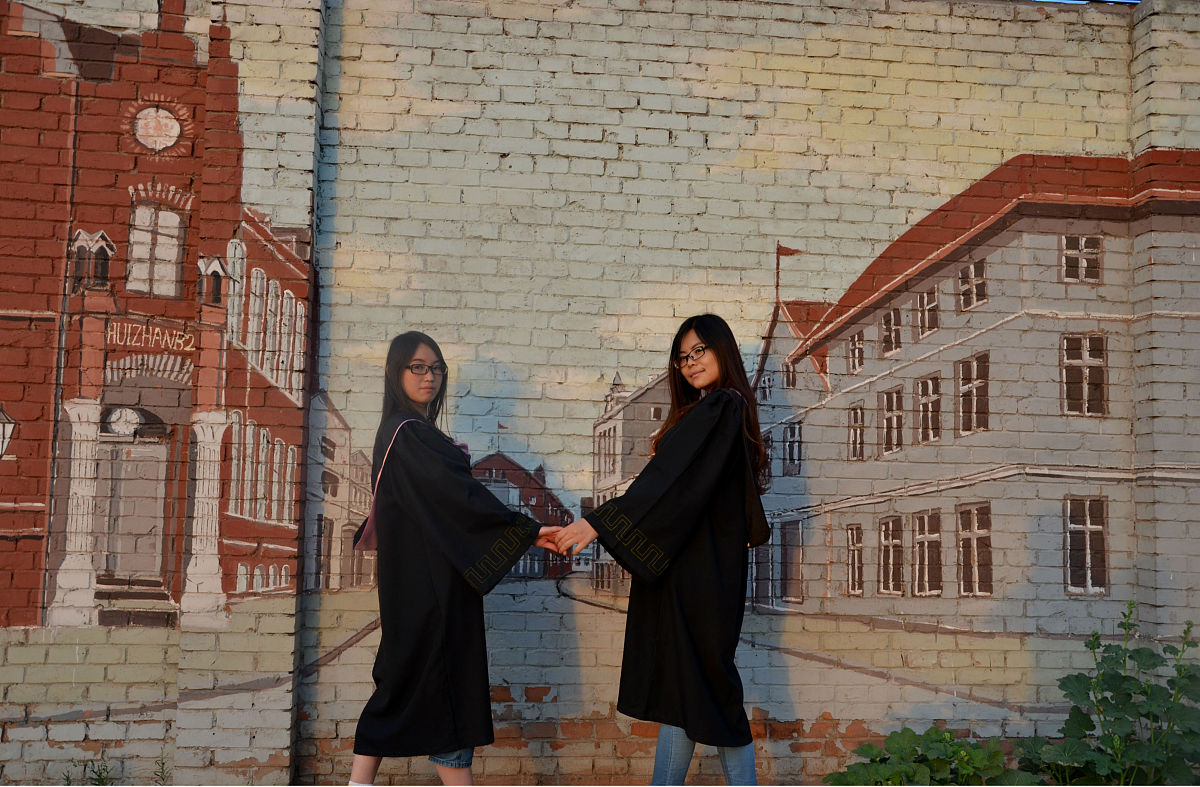 随着我完成这篇论文本科生活也即将落下帷幕。时光如梭这几年的大学生活充实而有意义不断成长和进步让我在这个毕业季充满感恩和不舍。在此我想向许多人表达我的感激之情。首先我要感谢我的指导老师吴念姿。吴念姿老师为我的日常学习生涯提供了很多帮助给予了我很多专业性的指导也使我的知识储备和专业技能得到了前所未有的提升。在我的毕业论文和毕业设计创作过程中吴念姿老师给予了我很多有价值的建议和指导帮助我梳理论文思路、提