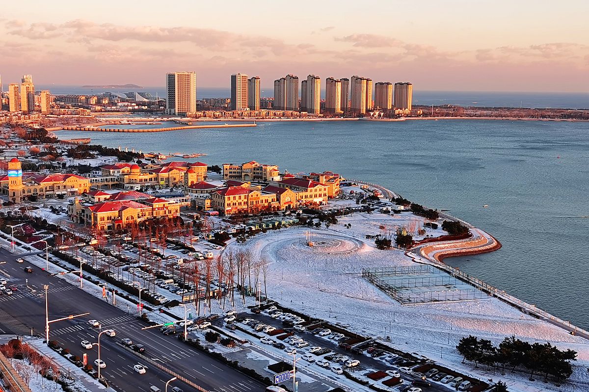 2020年12月30日,雪后初霁的山东青岛西海岸新区,从清晨到黄昏,城区和