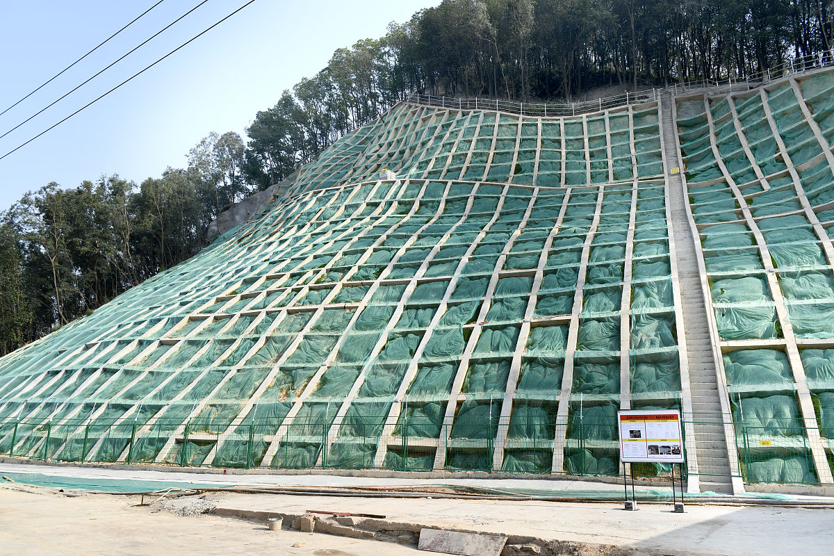 你正在撰写论文建筑边坡工程及其应用的探讨结合昆明东连接线支线——A标工程是一条重要的交通路线连接了昆明市区和周边地区案例论述抗滑桩的应用写成一段话格式不少于500字。