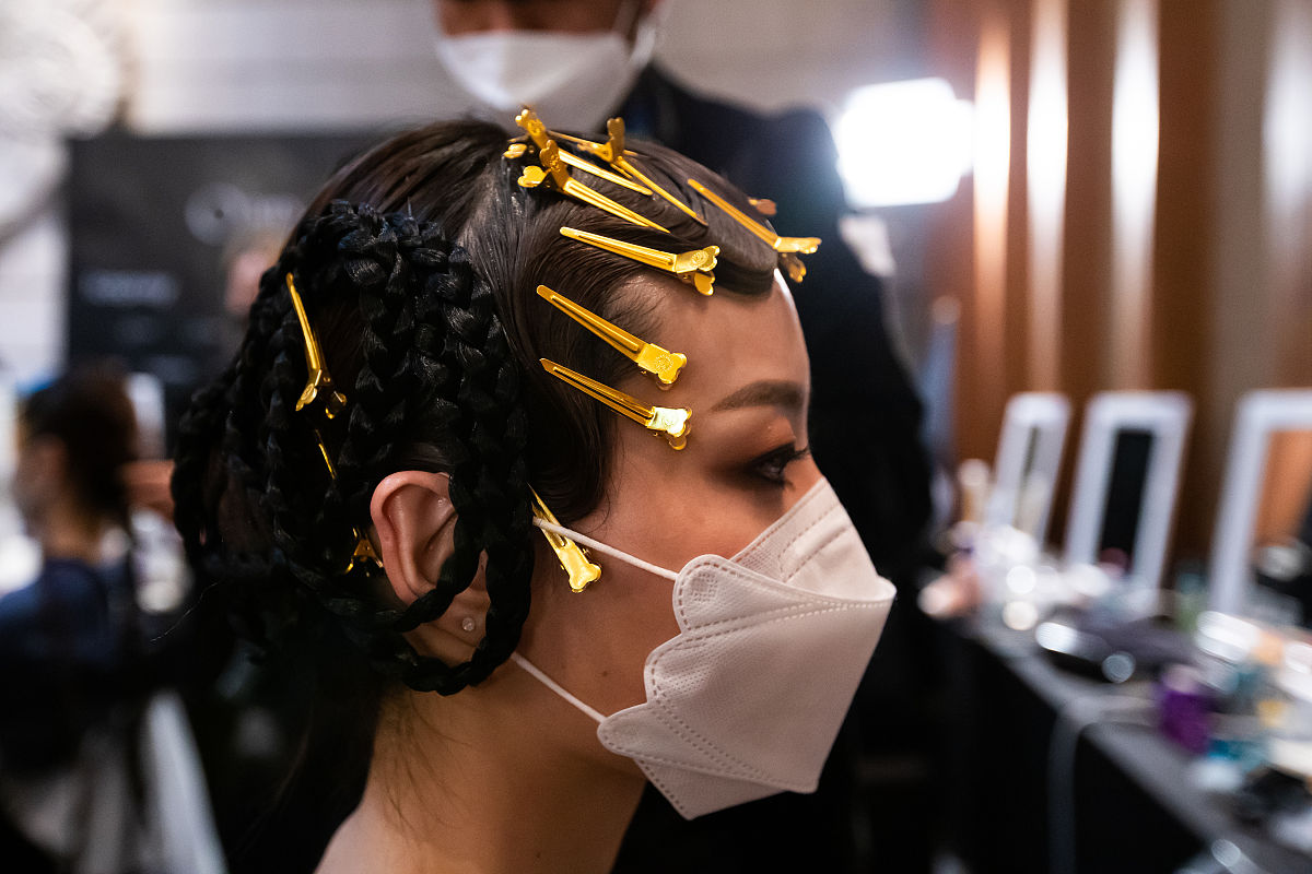 当地时间2021年2月18日,韩国首尔新罗酒店,andre kim传统服饰:后台花
