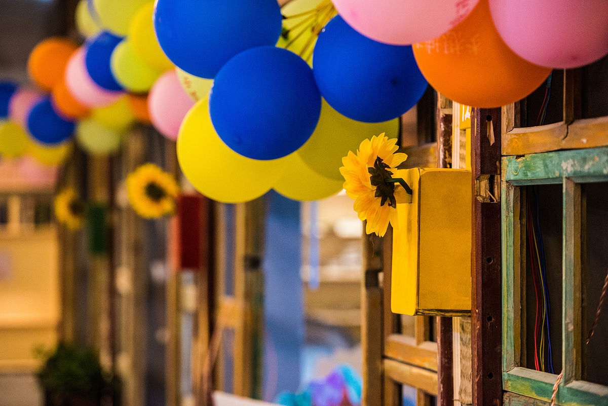 总体来说该生表现良好从选题到最后论文的撰写都能及时完成每个阶段的任务要求。文件材料收集详实综合运用了所学知识解决问题所得数据合理结论正确能够达到综合训练目标。该生的论文比较符合当前的实际有一定的理论价值和实践意义。改写这段话