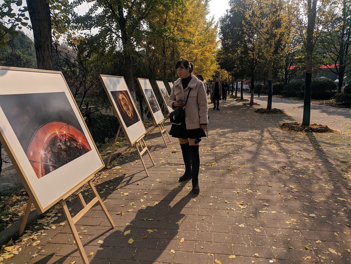 微信公众号平台需要发布一个《风光摄影》课程外出实践教学活动成果展示的推文请帮助取几个含义深刻的标题