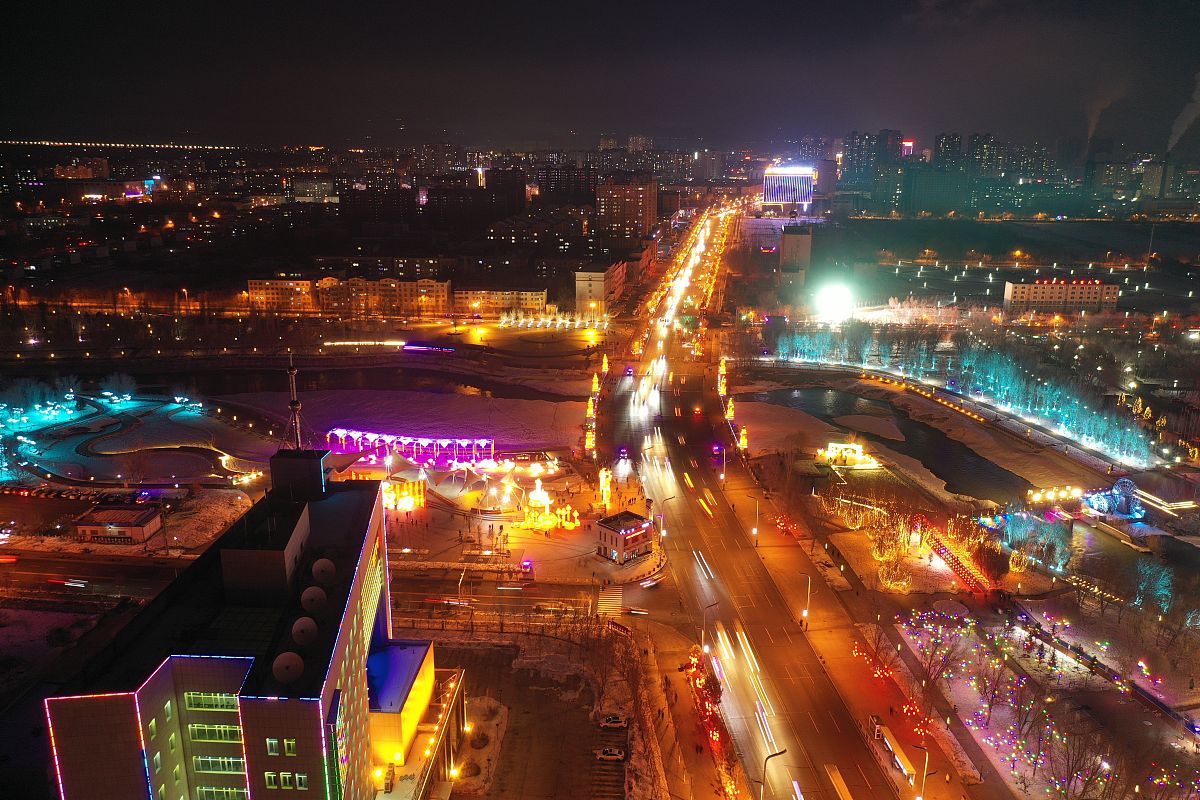 2021年2月26日,是元宵佳节,当晚,新疆博乐市主要街道上彩灯绽放,绚丽