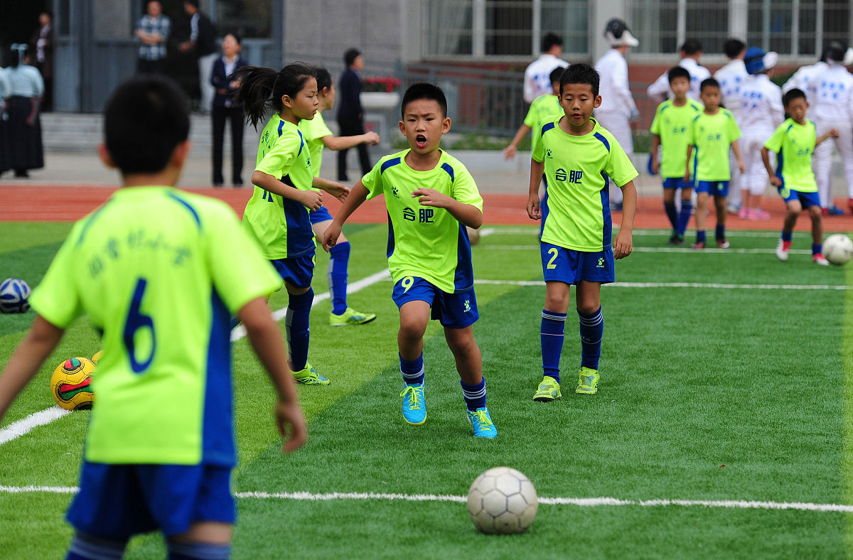 小学6年级共有学生11人参加书法音乐足球三个学生社团每人至少参加1个社团现从社团老师处了解到参加书法的有52人只参加书法社的有16人参加音乐社的有61人只参加音乐社有15人；参加足球社团的有63人只参加足球社团的有21人则三个社团都参加的有多少人