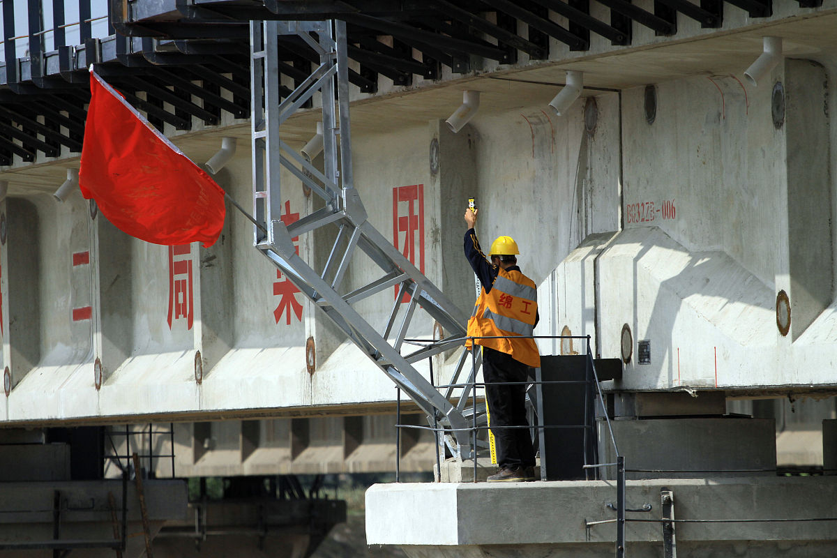 2010年10月12日,经过50多天紧张的抢建,在先后进行拆除残桥,巧建墩台