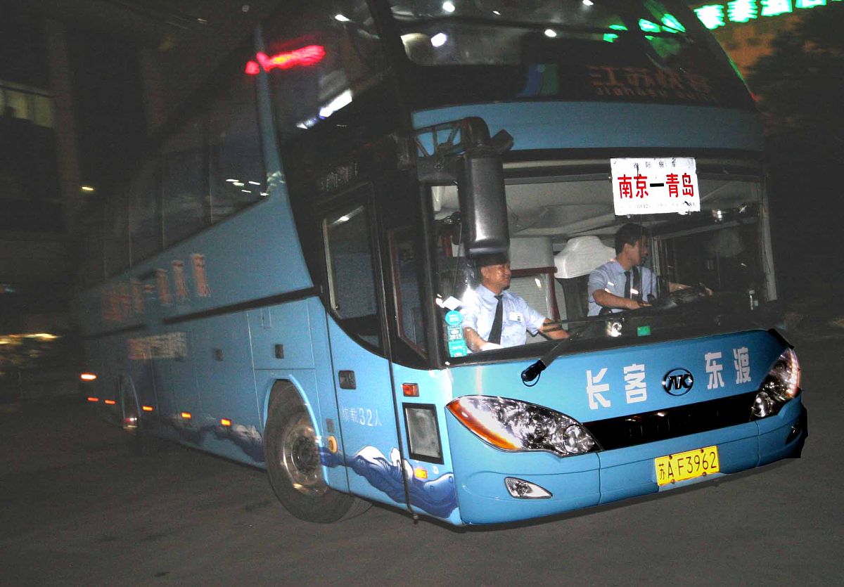 如何计算租用大巴和中巴的数量？