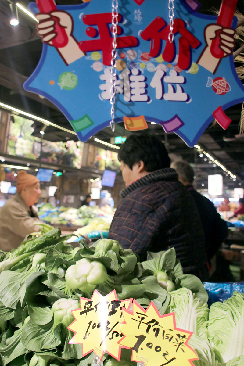 2020年12月13日,市民在江苏苏州姑苏区一家农贸市场的"平价菜摊"上购