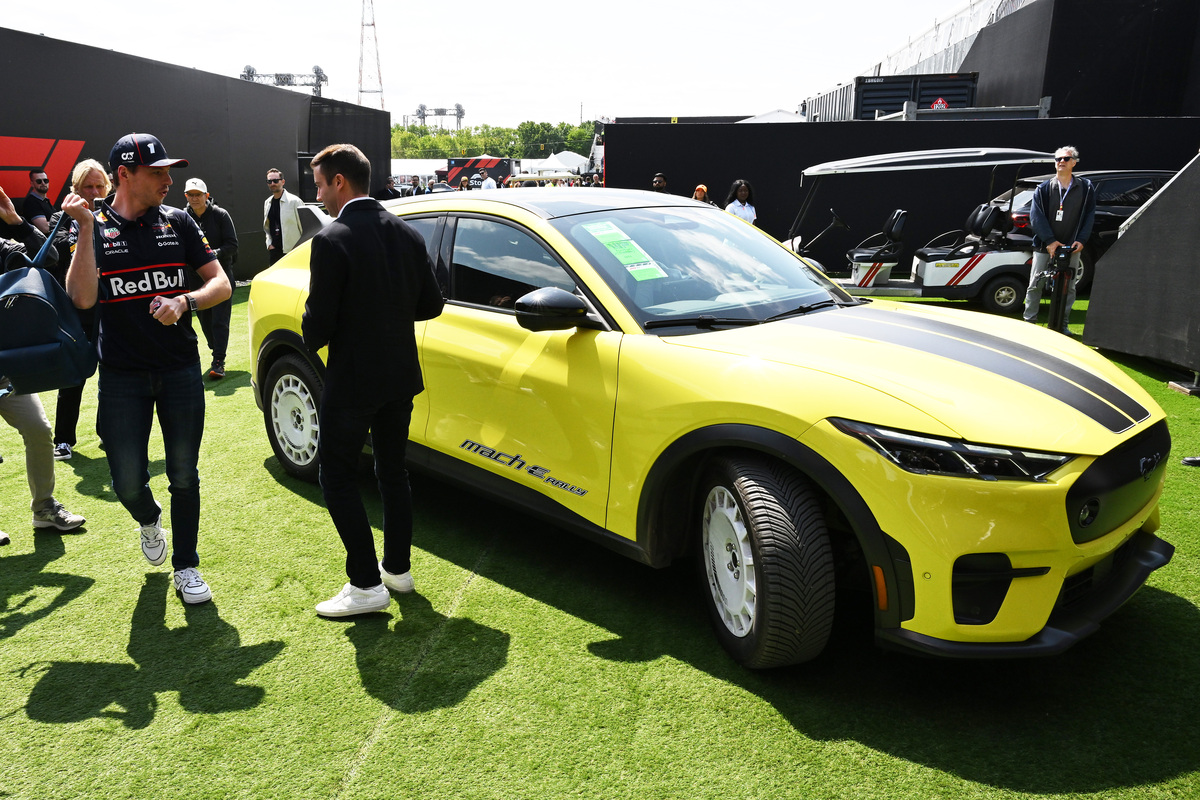 租车数量翻译：小型车1辆，中型车6辆