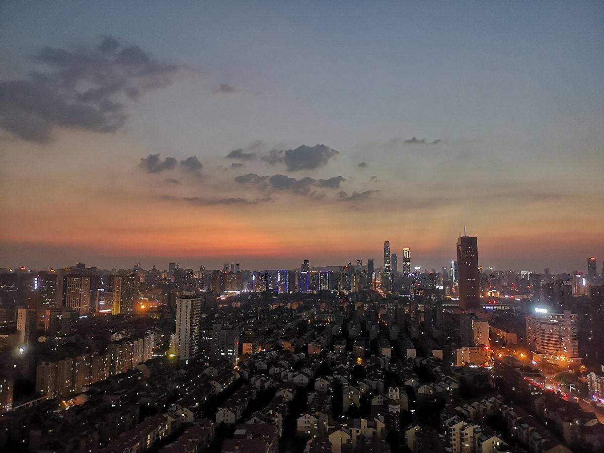 2021年9月26日,长沙,夕阳下高楼林立.