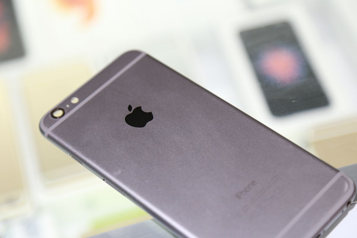 我需要做一个回忆录类型现在基本无法使用的老机型iPhone7评测以几个点来归纳：1产品介绍 2产品定位 3产品上市价格 4产品销量 5产品特点。结尾用一句主观的感受结束发出让大家可以踊跃发言的语句。