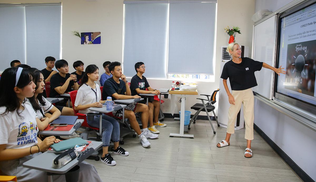 心理学专业学习者有一定的心理学理论基础实践过程能严格遵循心理工作过程中所共同尊崇的守则不但有符合科学研究范式的实验设计——设置实验组和对照组、进行前测和后测还强调艺术治疗活动的带领者有必要的资质有督导的参与确保实施的质量并对参与者的知情权益的保障 最重要的还有关于活动内容的保密原则的落实……这无疑对艺术治疗相关的活动效果提供了重要的保障也增也为研究结果的信度与效度增加了砝码。 进行扩写