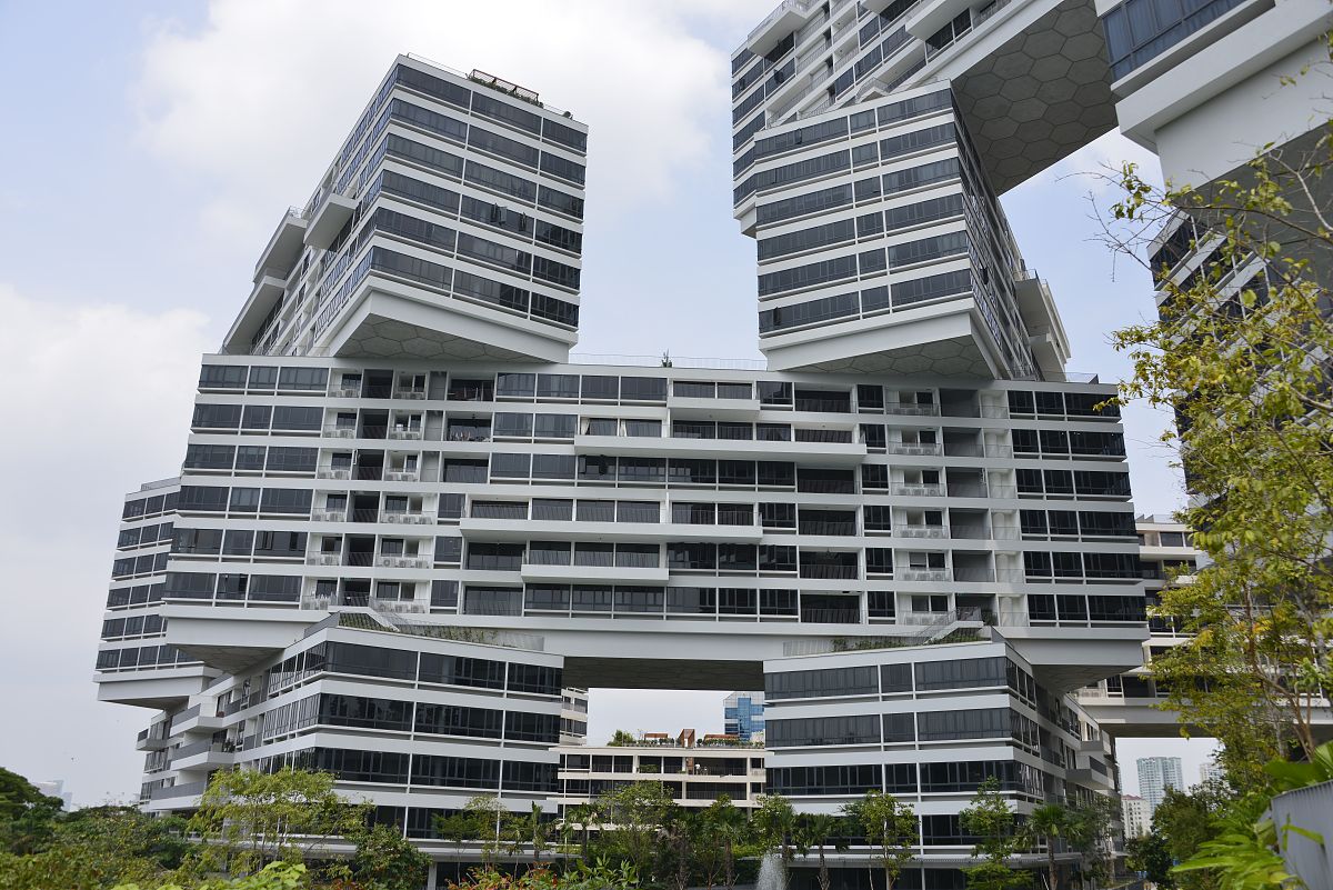 论述美国、日本、新加坡及欧盟国家房地产现状及房地产公司财务风险现状。