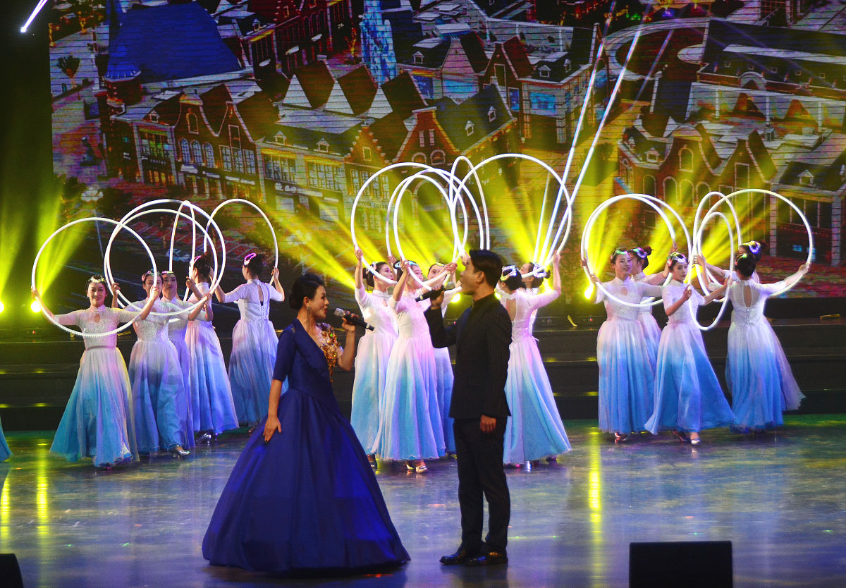 我老婆的名字叫做何盼，我的名字叫做何盼，我们的女儿叫做何琰昕和何沐燃，来给我们写个绝句