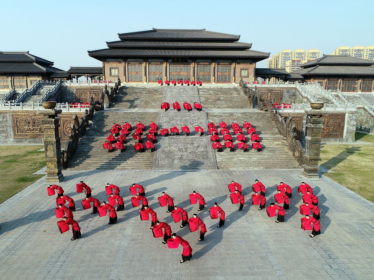 2020年12月5日,模特身着传统的汉服在山东省临沂市郯城县举行的汉服秀