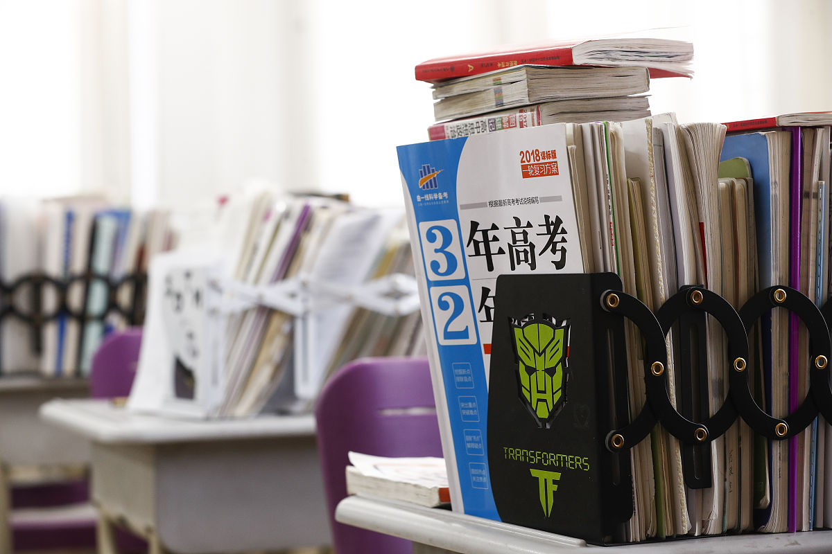 细化文案剧情写成详细对话搞笑1998年龙江省尚北一中十七号考场。齐磊坐在考场里心中充满了不安和疑惑。窗外传来一阵悠扬的歌声是张学友的《一千个伤心的理由》。齐磊凝视着窗外看到一家音像店的门脸里面传来的歌声异常清晰仿佛在耳边响起。这让他十分想去逛一逛这家潮流音像店但他知道这是不可能的。他身处的是中考考场这是他重生后第一次回到过去但他并不知道为什么会回到这个时候这个场景。齐磊环顾四周看到的都是二十多年前