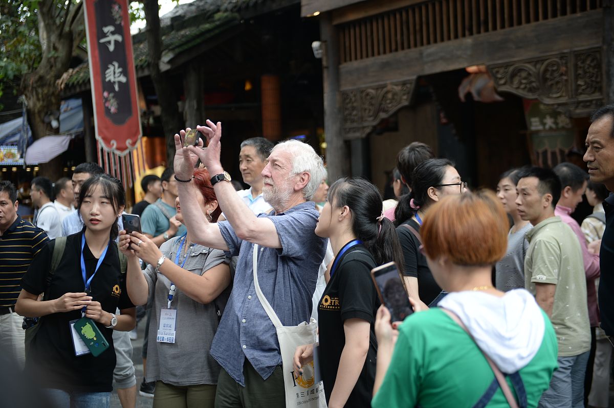 2019年9月5日,成都,诗歌周活动上,来自全球的众多诗人在宽窄巷子内采