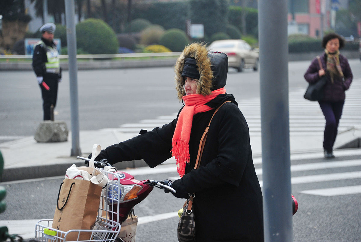 2017年12月16日,上海,受北方较强冷空气影响,当天上午开始影响本市的
