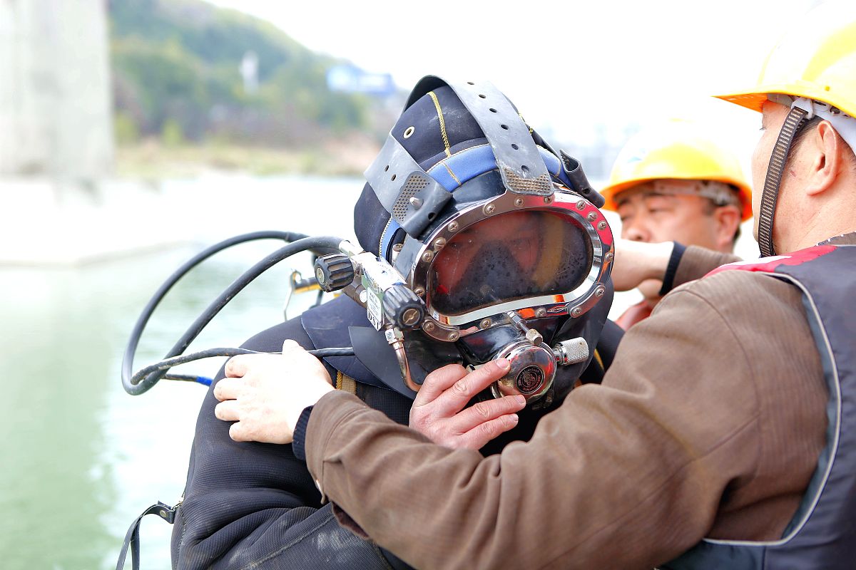 盲人室内避障头盔技术方案：强光环境下的复杂地形解决方案