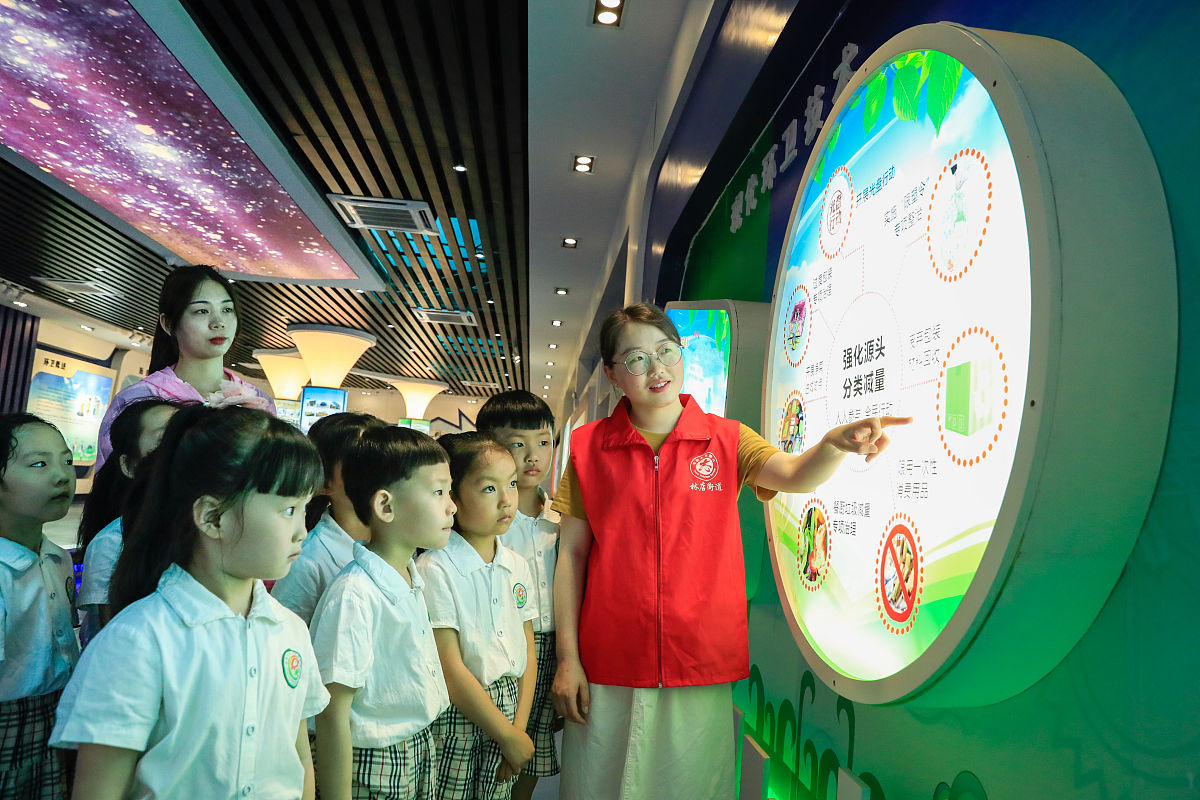 给我写一份300字左右的幼儿园大班关于女孩的教育心得