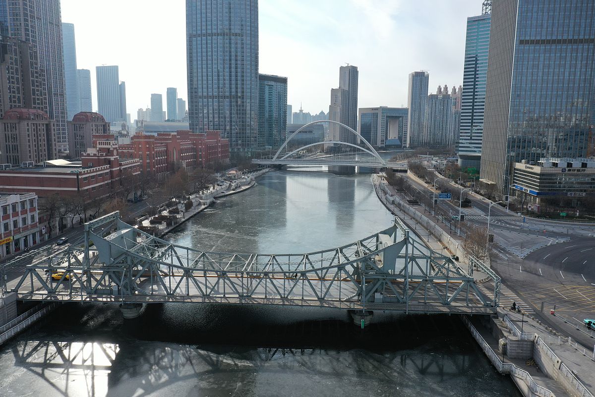 2022年1月12日,天津市新冠肺炎疫情风险区管控再升级,街头人烟稀少.
