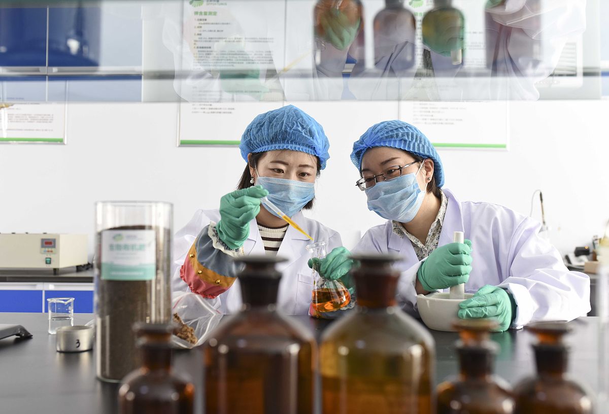 无限极中国有限公司﹝简称无限极中国﹞是李锦记健康产品集团旗下成员成立于1992年是一家从事健康产品研发、生产、销售及服务的现代化大型企业。无限极拥有新会、营口两个生产基地以及香港无限极广场、广州无限极中心、上海无限极大厦和广州无限极广场在建等物业。无限极视产品品质为企业的生命建立了全链条产业化管理模式严把产品品质关。无限极第一款产品增健口服液于1994年上市已销售20多年。无限极与剑桥大学、法国科