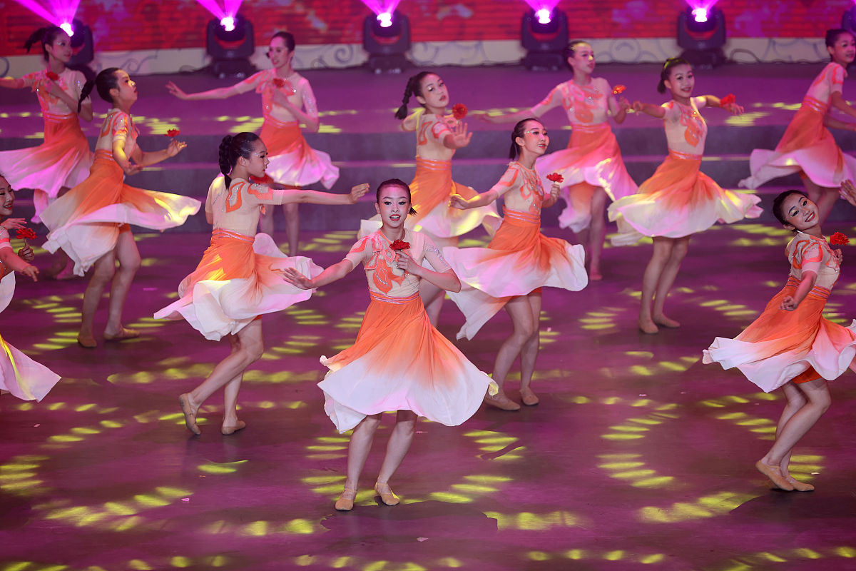 舞蹈《第一课》串词：跳动与律动的精彩演绎