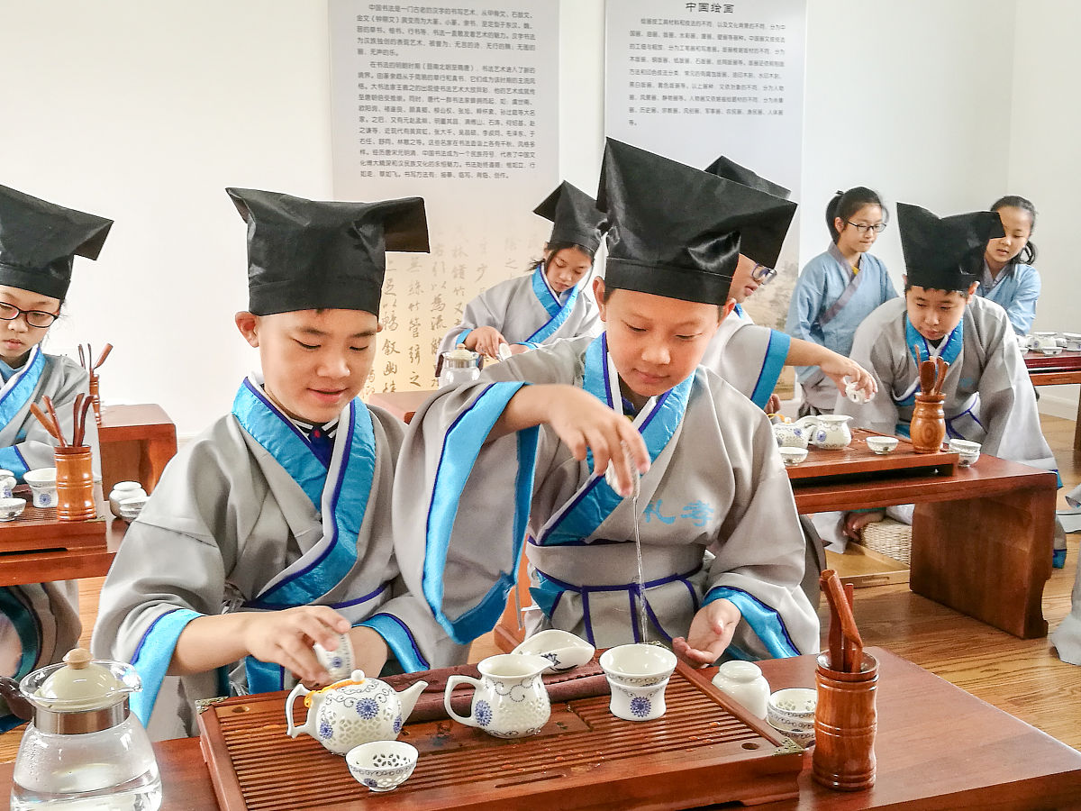 2018年10月13日,浙江省舟山市展茅干施岙,孩童们正在学习国学与"五匠"