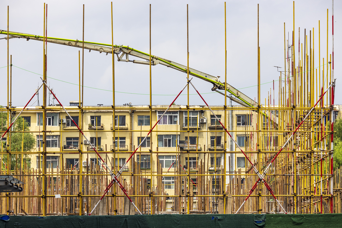 如何用不同的中文表达方式描述脚手架的安全搭建、使用和拆除？