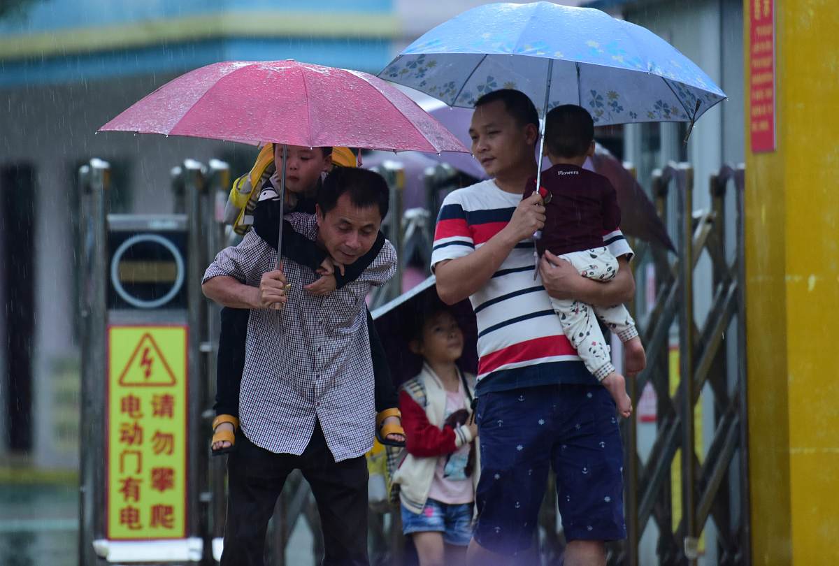 雨天路滑大家今天接送孩子的路上小心慢行安全第一。注意做好防寒保暖措施啊帮我修改的更人性化一点。