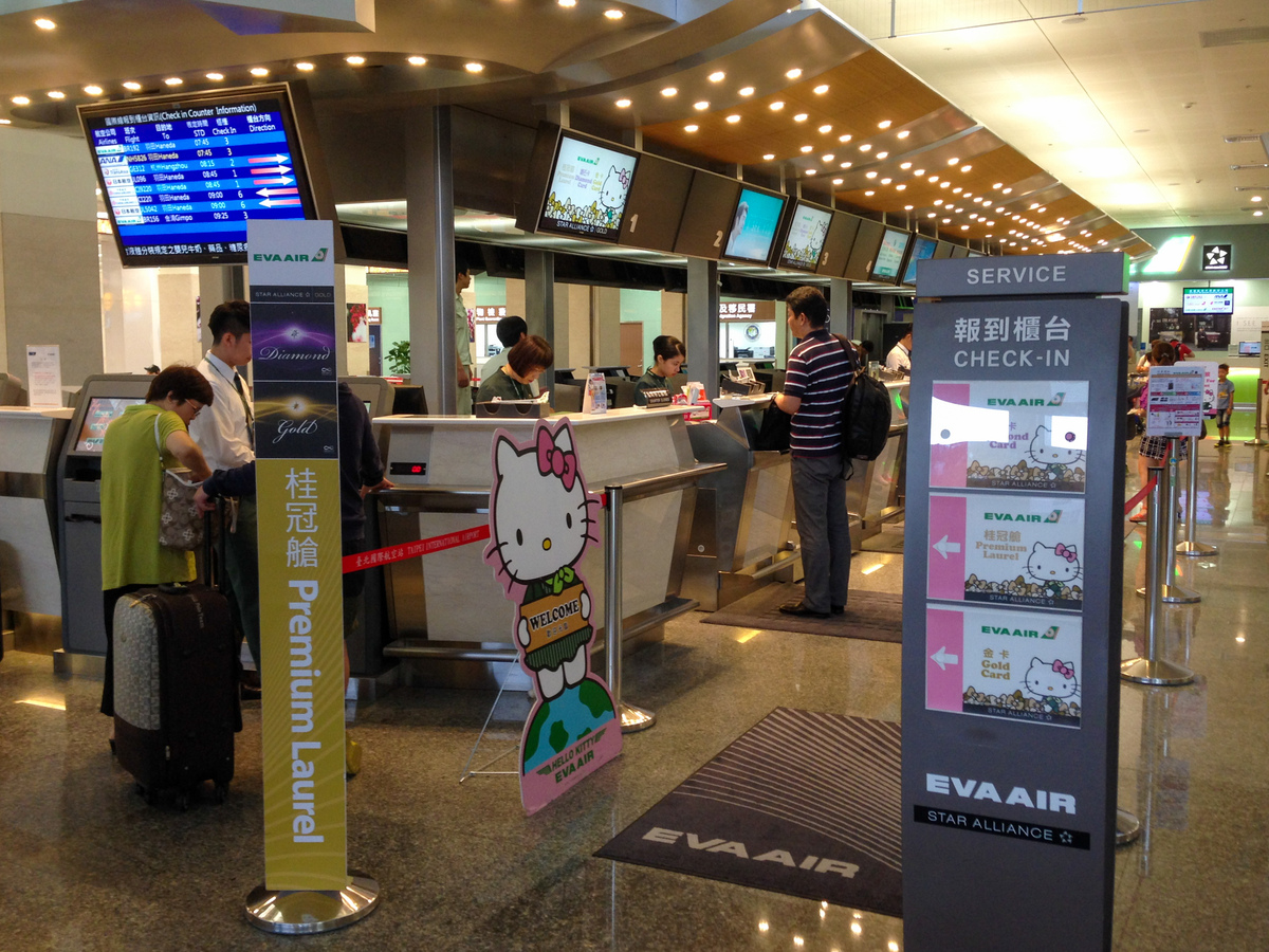 阐述：Z公司应当如何完善经营与产业模式：一是拓展机场增值服务拓展业务利润来源；二是提升机场基础服务能力提升业务规模；三是与本地产业对接形成联动发展。要求：1000字阐述要详细要有数据说明、流程等