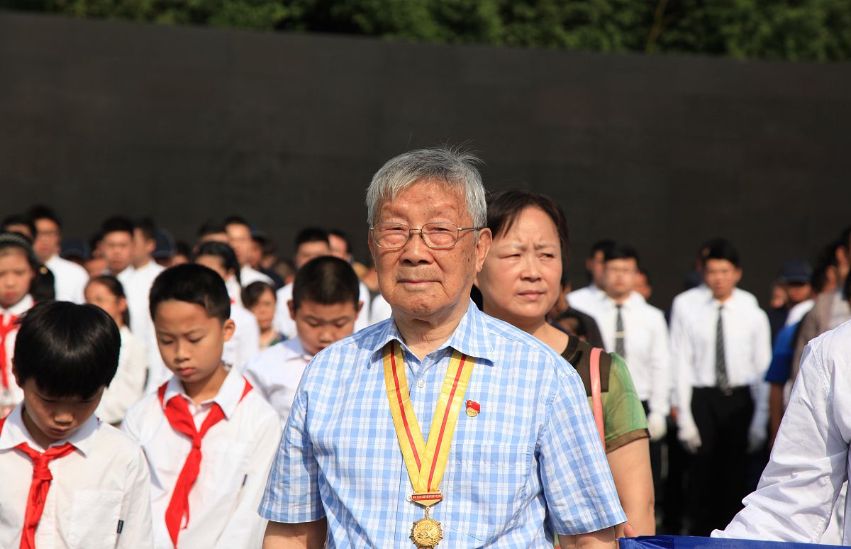 -、判断正误每题5分共计20分 1保卫学是一门理论科学。 2保卫学所研究的重点除公安机关的人民警察对保卫工作指导监督之外更重要的是要研究非政府的警务机构与力量所从事实施的保卫工作与安全管理工作的主要特点是体现社会公共安全管理的社会化。 3保卫学也称政治、经济、文化、军事保卫学。 4警卫学研究的内容结构与保卫学有着比较密切的联系有些内容是交叉重合的只是研究的出发点与角度不同而已。 二、简答题每
