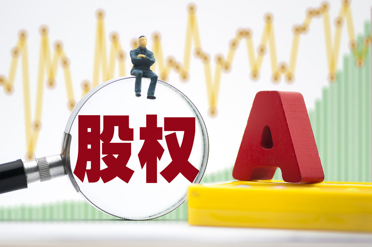 以下句子换种方式表示：公司股东们可以在公司章程内规定自然人股东在死亡后其合法继承人不能取得其股东资格。公司章程只能限制继承人继承股东资格但是不能剥夺继承人继承死亡股东的股权的对价款即死亡股权转让变价后应当由其继承人继承