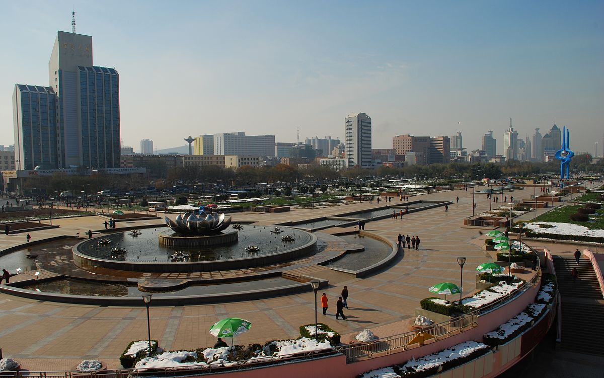 2009年11月17日,山东省济南市,夕阳下的广场更加迷人.
