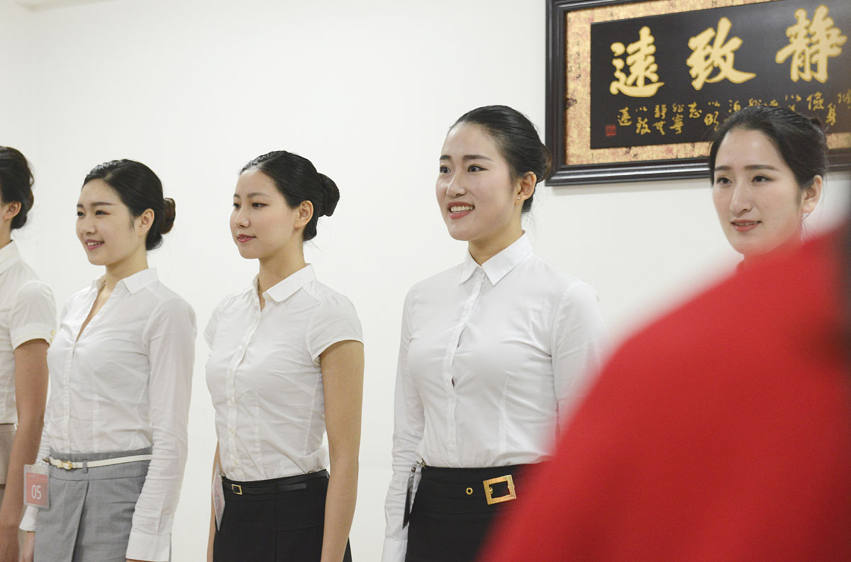 千余帅哥美女齐聚郑大 争相应聘空姐空少