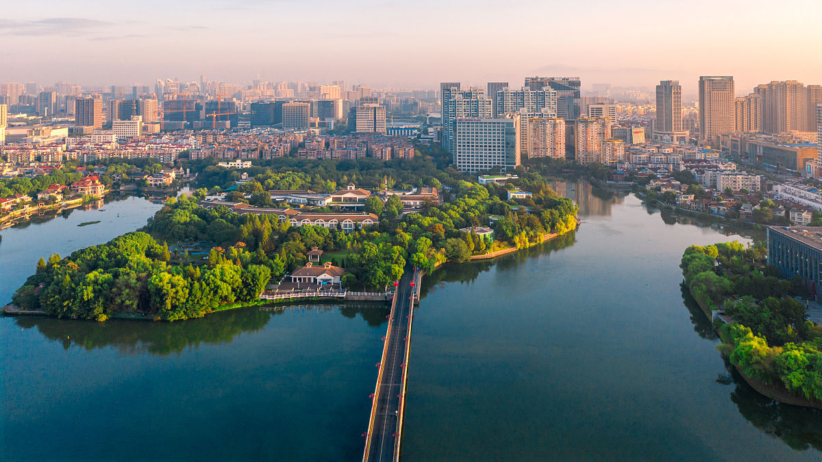 2020年9月27日,南京江宁,百家湖凤凰台白龙广场.