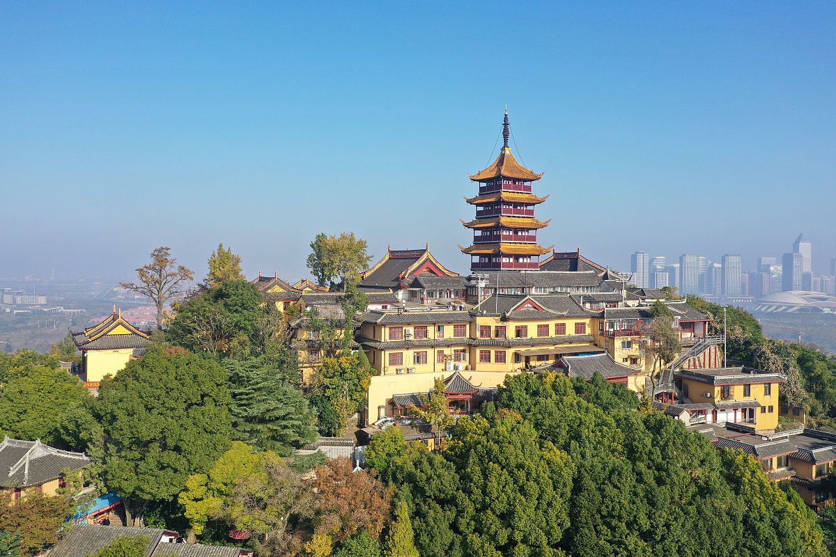 2020年11月15日,江苏南通,游人登顶长江入海口北岸的狼山望远赏景.(无