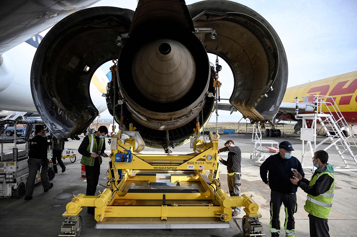 当地时间2021年2月4日,法国西南部azereix,tarmac aerosave公司的员工