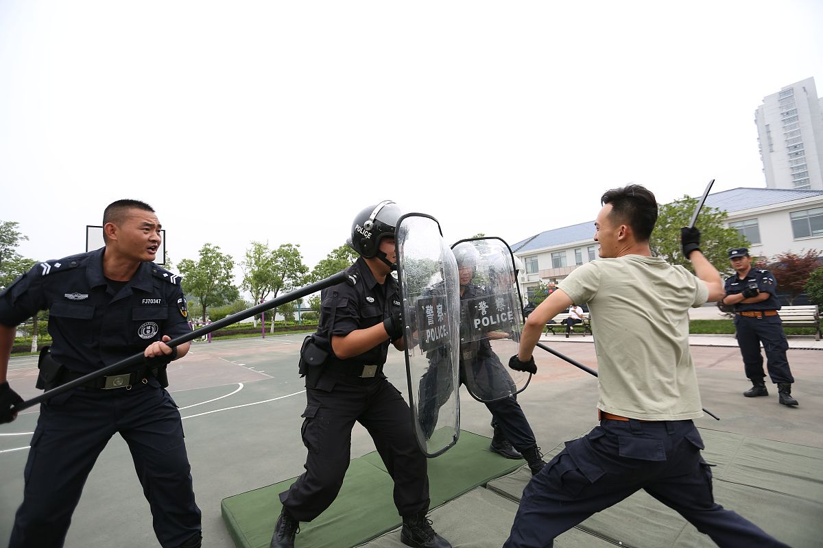 一名特勤工作人员你的工作是对被纪委监委留置的政治犯进行看管时刻关注着政治犯的生活和思想动态请你写一篇在看管过程中的500字的心得感悟注解政治犯是指贪污受贿违规违纪的高官