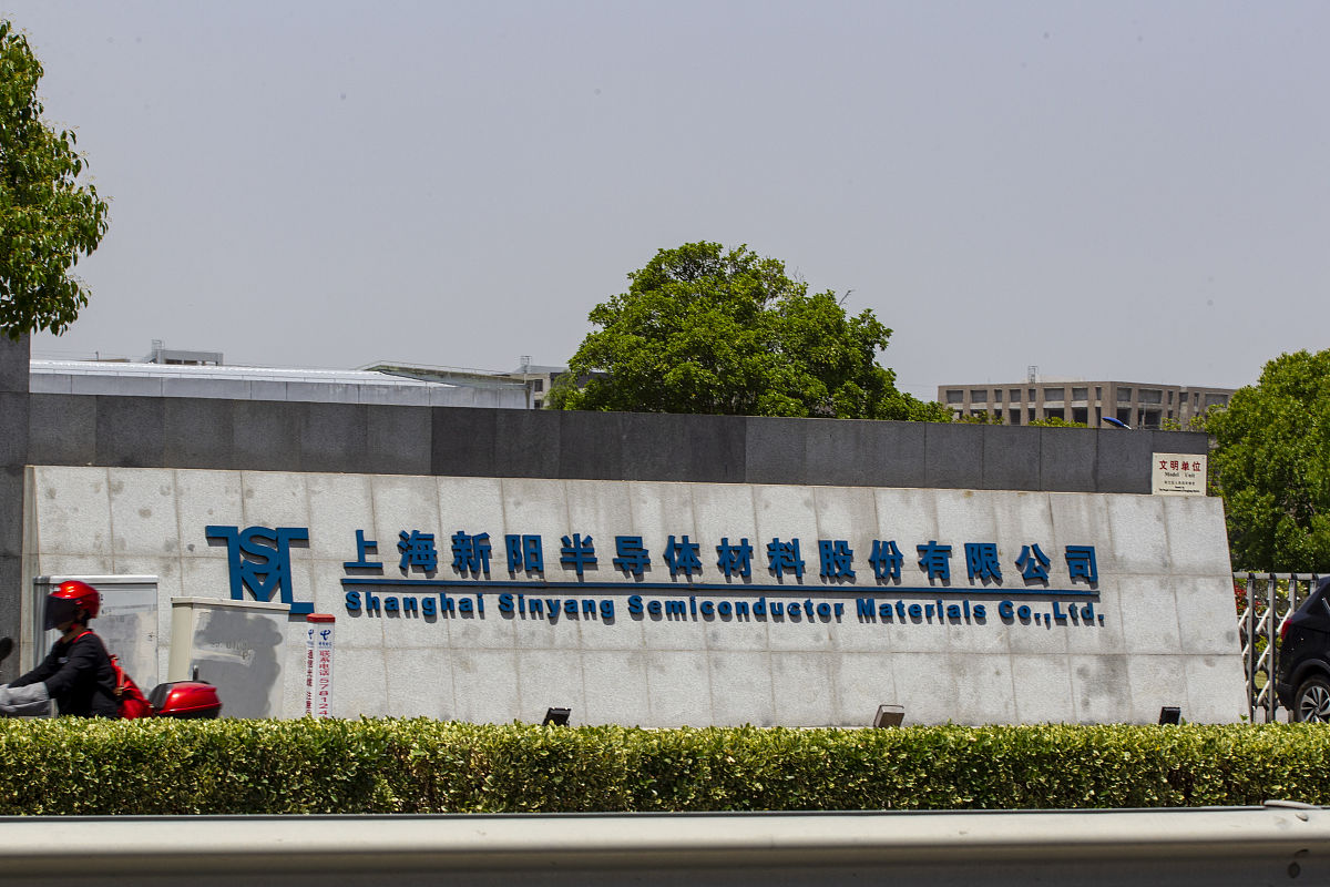 表4-5 上海新阳材料股份有限公司总资产周转率分析表年 份	2014年	2015年	2016年营业收入净额万元	37 617	36 848	41 384 总资产平均占有额万元	99 643	110 0415	131 503总资产周转率次	038	033	031你正在撰写论文上海新阳半导体材料股份有限公司营运能力分析根据上面内容论述公司的总资产周转率写成一段话格式不少于1000字。