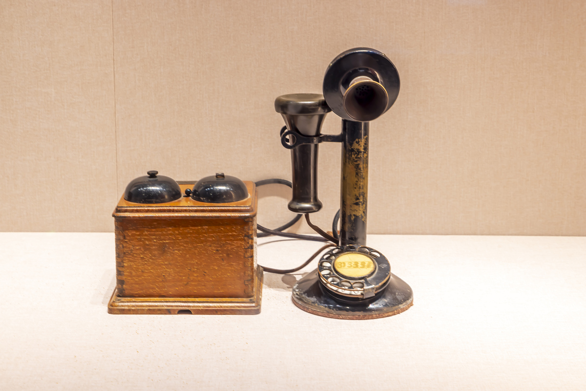 请翻译		The	point	of	bringing	up	this	subject	is	that	this	whole	telegraph	machine	fromthe	key	that	gets	pressed	in	one	town	through	the	long	wire	that	travels	toanother	town	many	miles	away	to	the	click