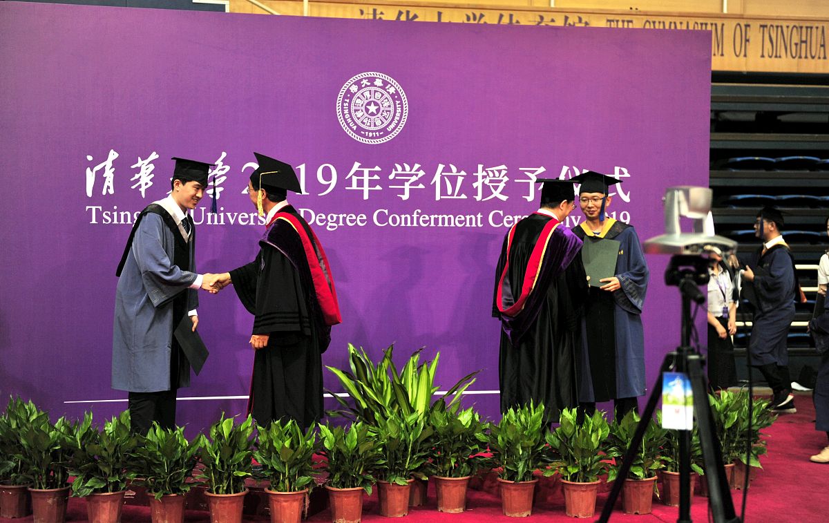 你现在是一个导航网站的编辑人员请为我写一篇关于东华大学研究生院的原创介绍。