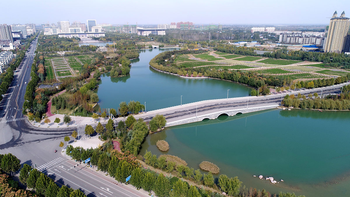 2018年10月23日,河南许昌,建安区北海公园,城水相依,风景迷人.
