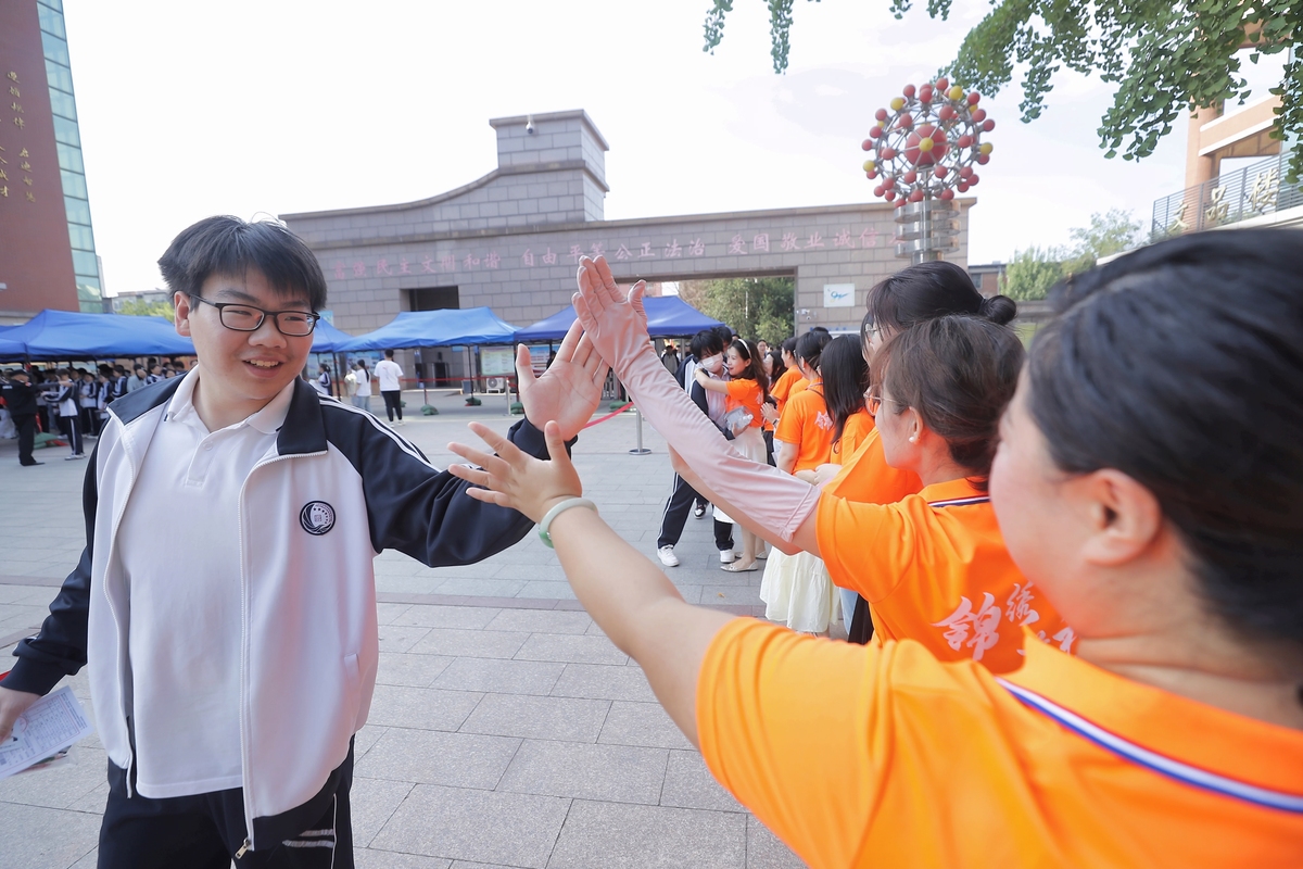 校运动会志愿者面试问题：评估适应力、沟通能力和团队精神