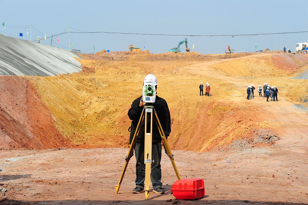 我们的部门是只能探测中心主要工作是地表空洞普查要为下面各项目进行技术培训请帮我按周为单位制定一个培训计划