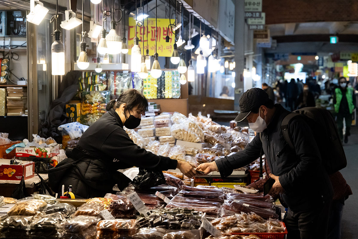 当地时间2022年3月3日,韩国首尔城内景象.a customer pays for his pu