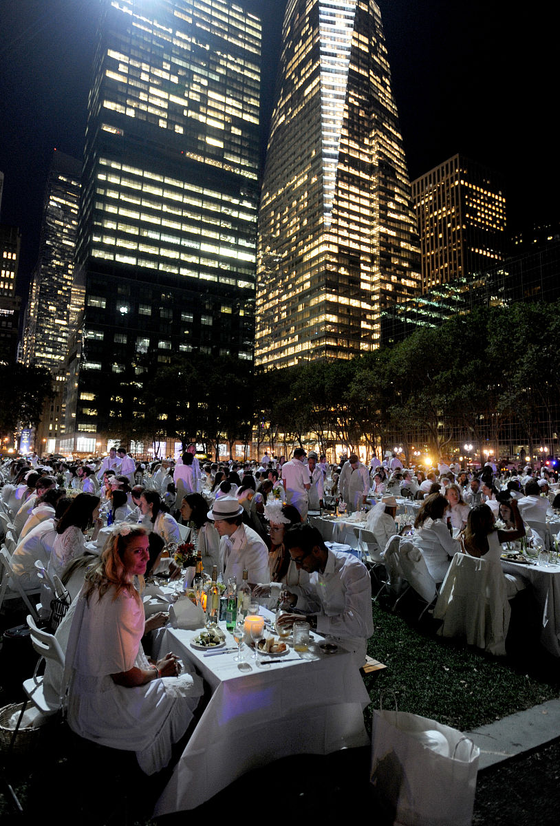当地时间2013年9月18日,美国纽约,数千名用餐者从头