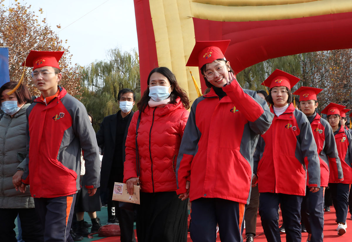 2020年11月28日,在山东省滨州市博兴县第一中学"成人礼"上,高三学生在