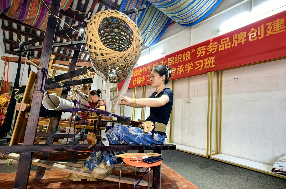 此次实践调查北大落榜生交流实践队队员将对郯城县的柳编文化进行详细的报道。在实践中北大落榜生交流实践队队员来到郯城县的一个柳编制品厂这里是柳编制作的重要基地。在这里北大落榜生交流实践队队员观看了许多柳编匠人把柳篾编织成各种形态的柳编制品。这些柳编匠人们每天都花费数小时进行柳编制品制作他们用娴熟的技能将柳篾编制成各种家居装饰和工艺品。柳编制品制作的每一个细节都必须娴熟掌握这让北大落榜生交流实践队队员对