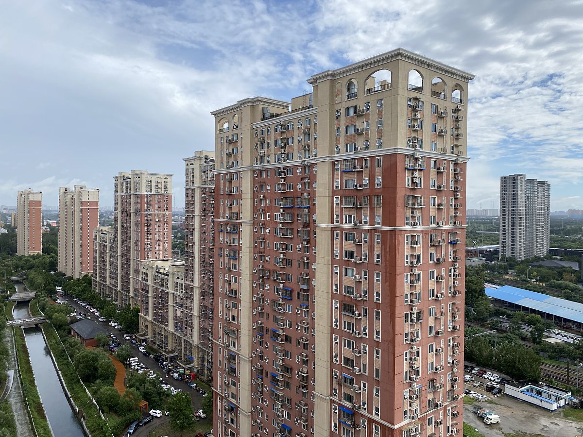 北辰欢颜东里13栋楼是否是一起建成的？为什么